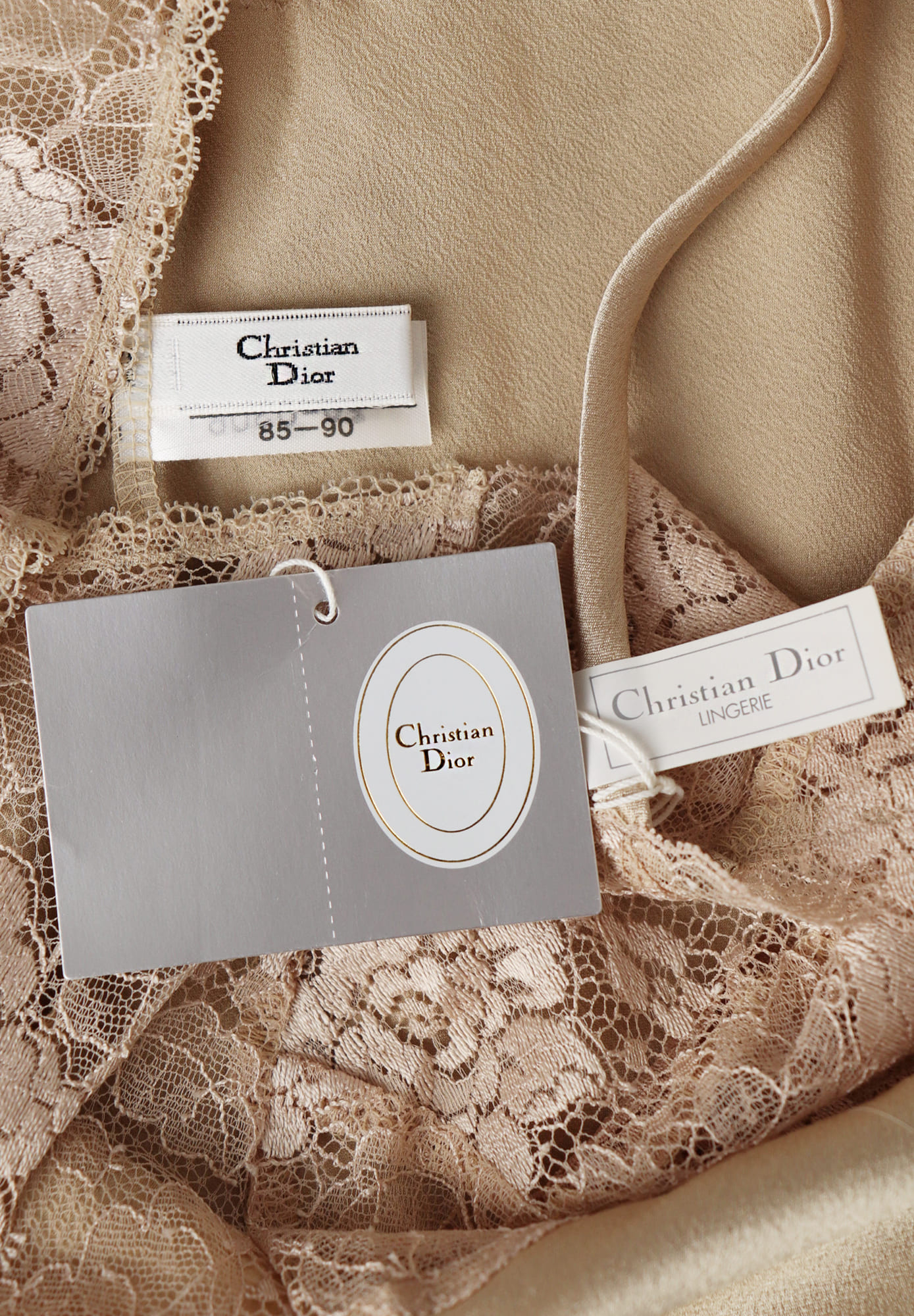 Золотистое платье Christian Dior с кружевом