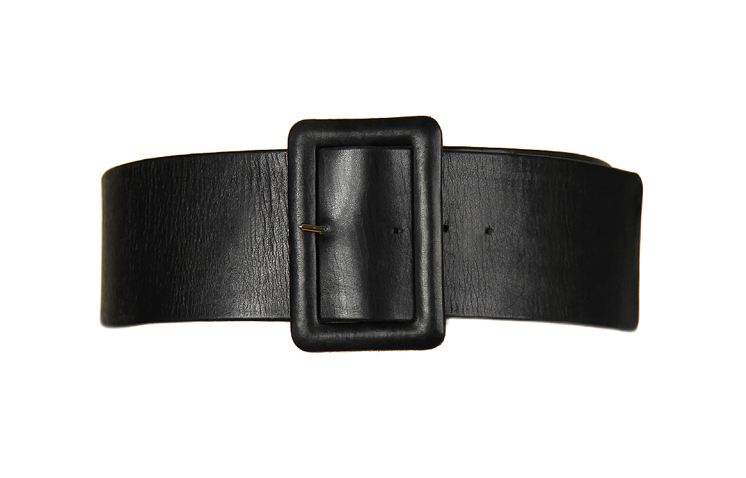 Кожаный пояс Chanel с цепями и подвесками