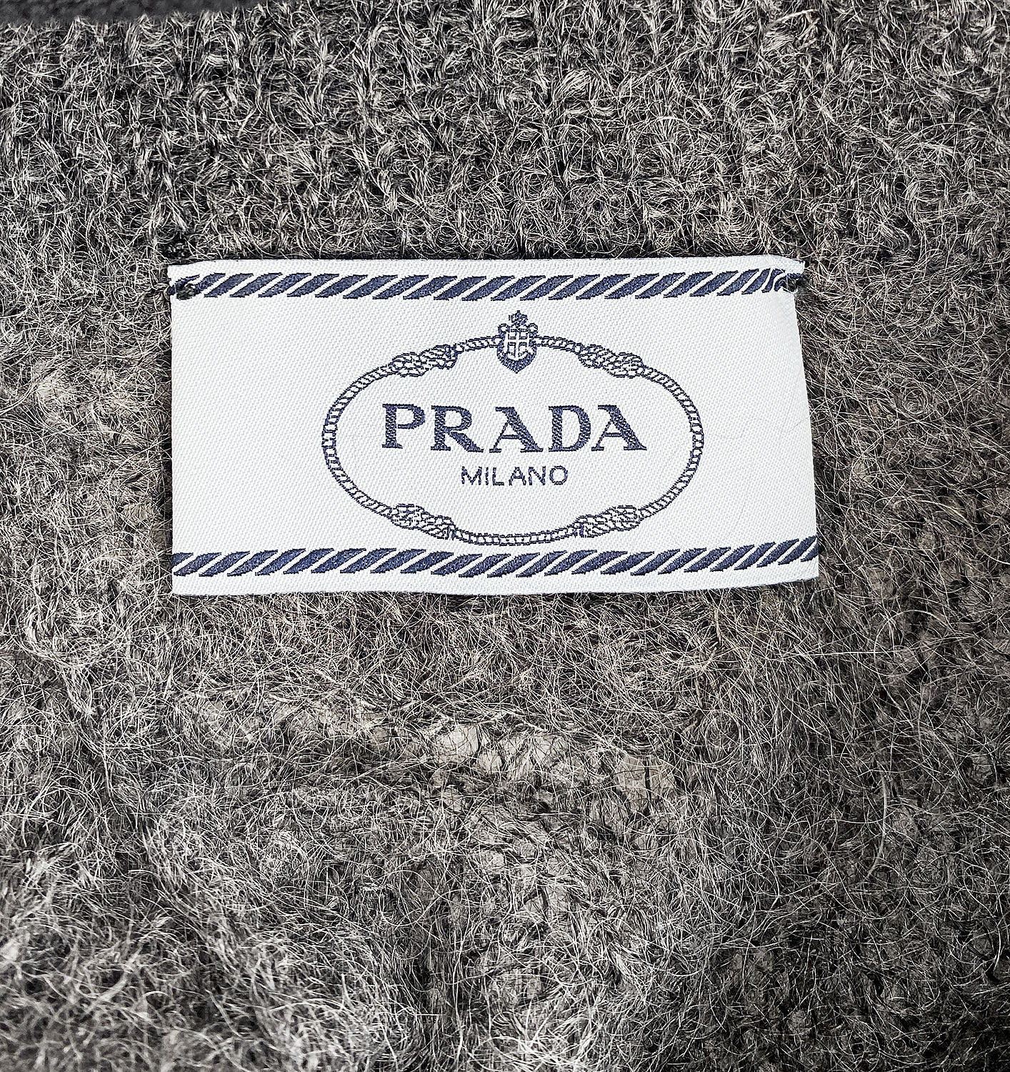 Серый свитер Prada