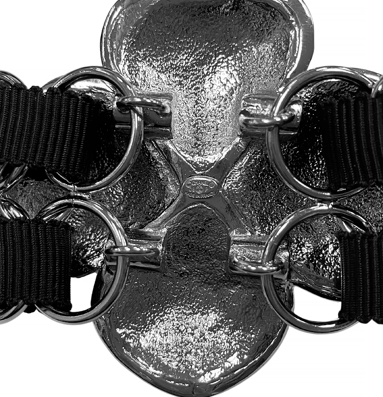 Серебристый браслет Chanel с камелией