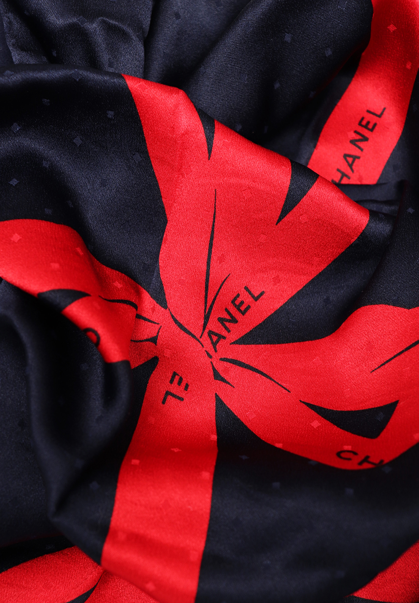 Шелковый платок Chanel с бантами