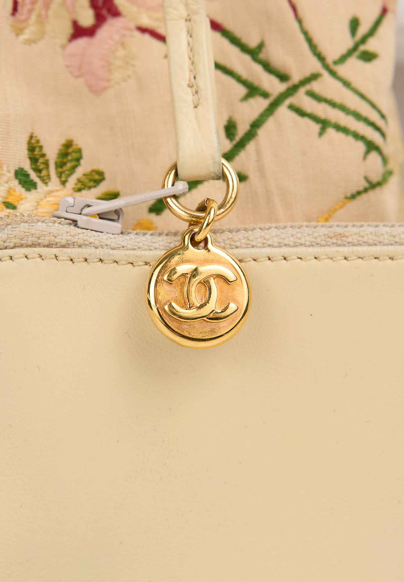 Сумка Chanel из парчи с цветочной вышивкой