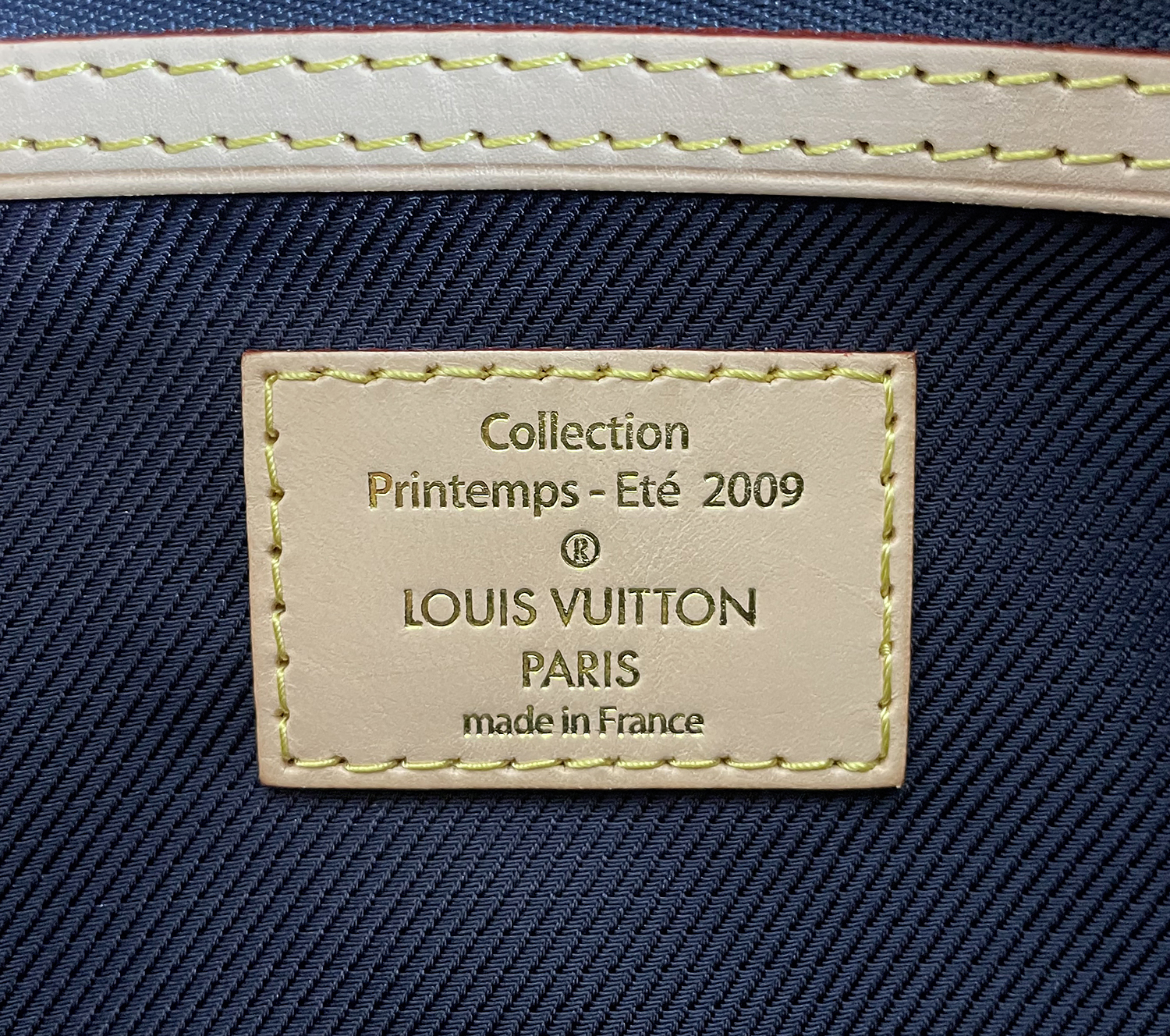 Золотистый клатч Louis Vuitton