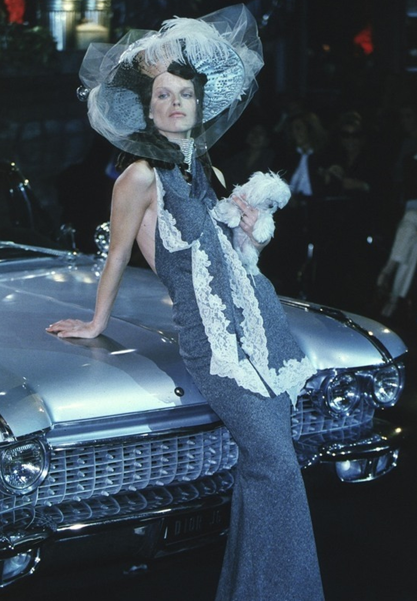 Серое платье Christian Dior с кружевом