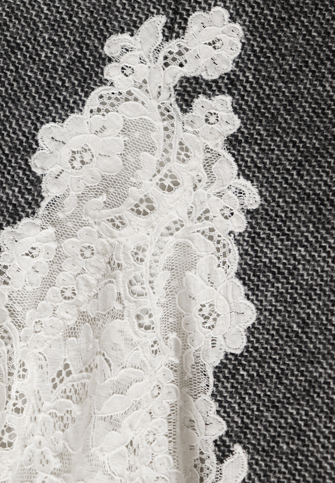 Серое платье Christian Dior с кружевом