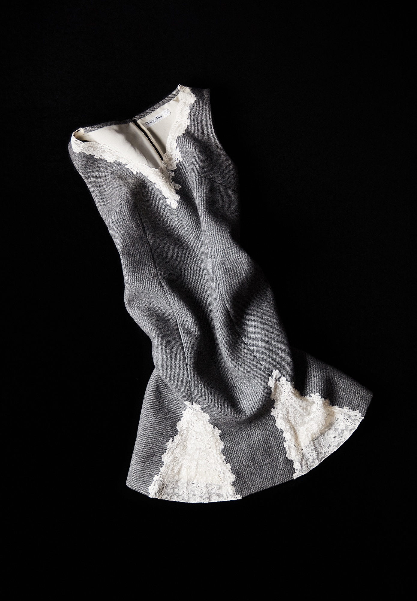 Серое платье Christian Dior с кружевом