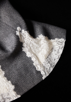 Серое платье Christian Dior с кружевом