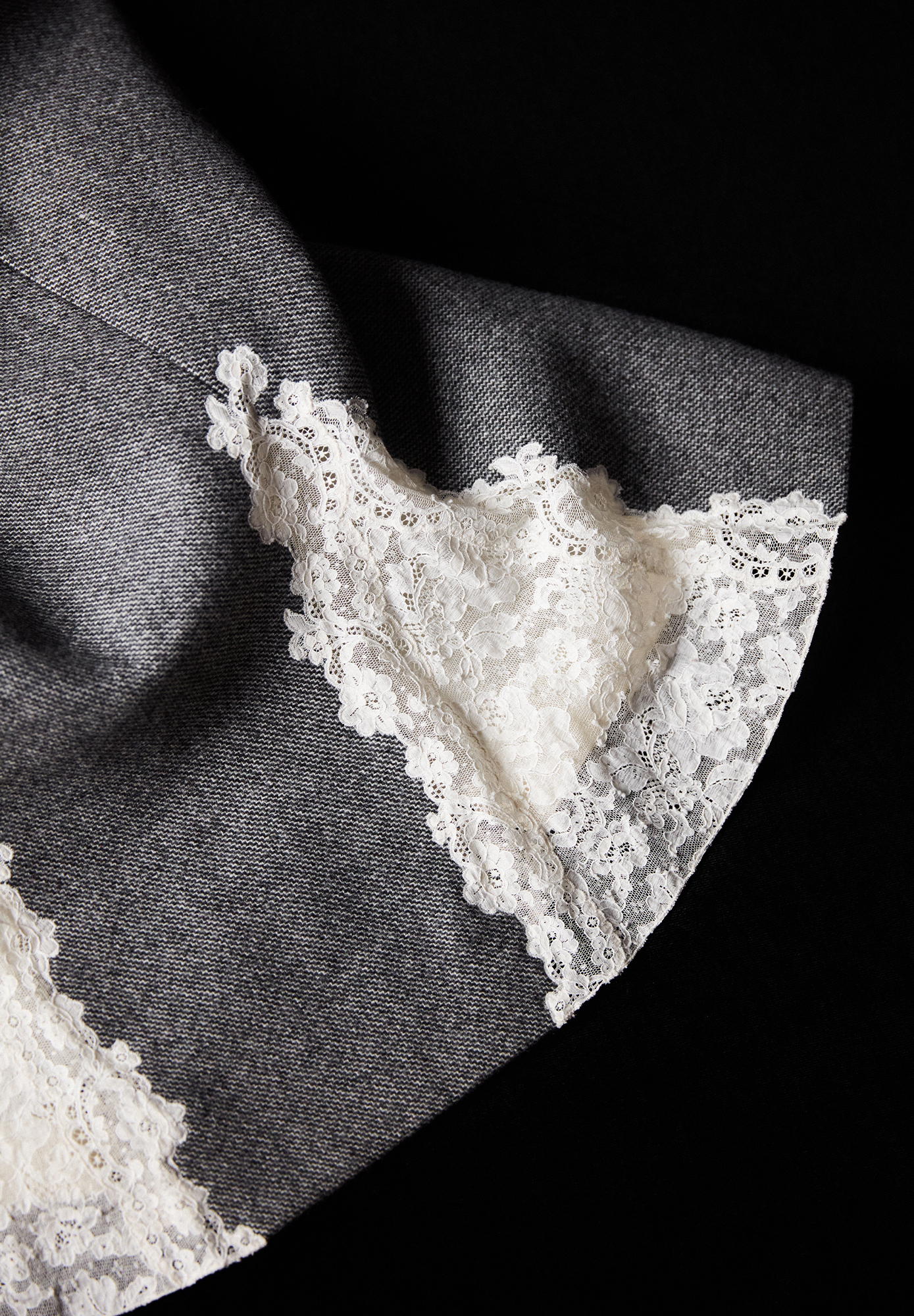 Серое платье Christian Dior с кружевом