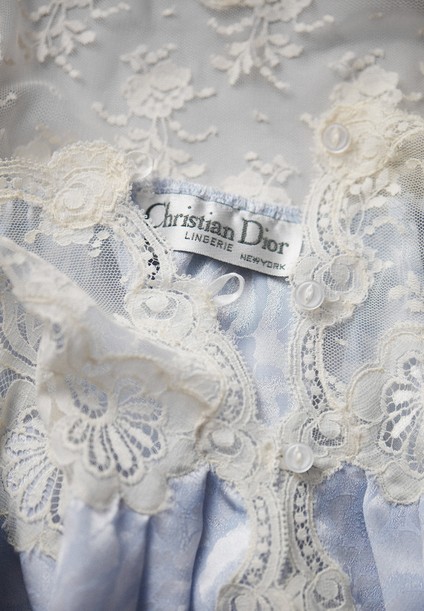 Голубое платье Christian Dior с кружевом