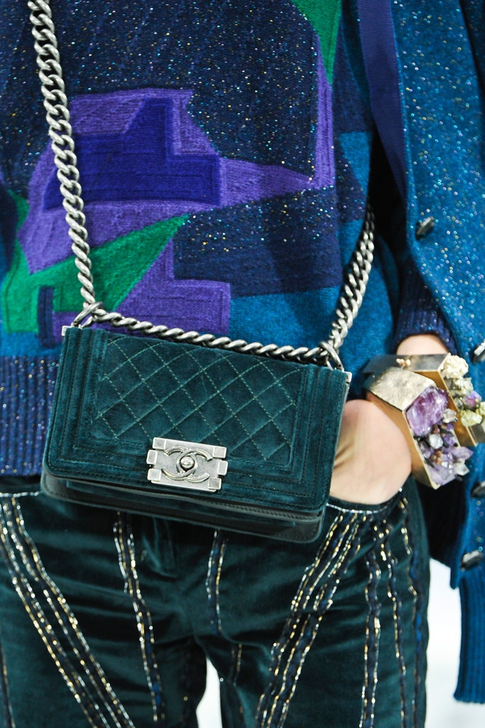 Стеганая бархатная сумка Chanel Boy