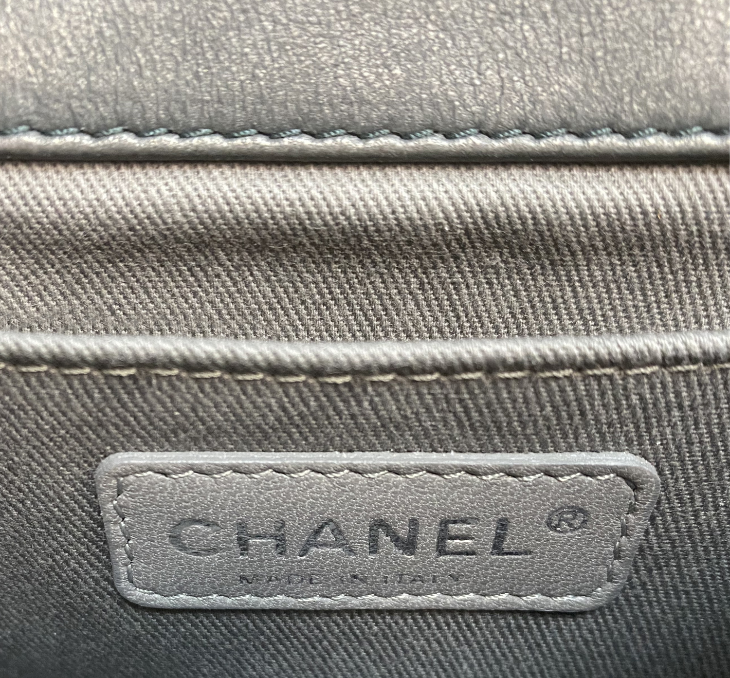 Стеганая бархатная сумка Chanel Boy