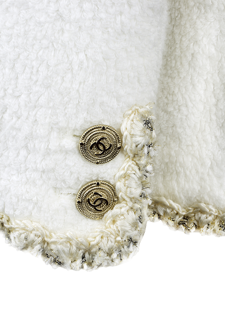 Белый жакет Chanel с золотистой нитью