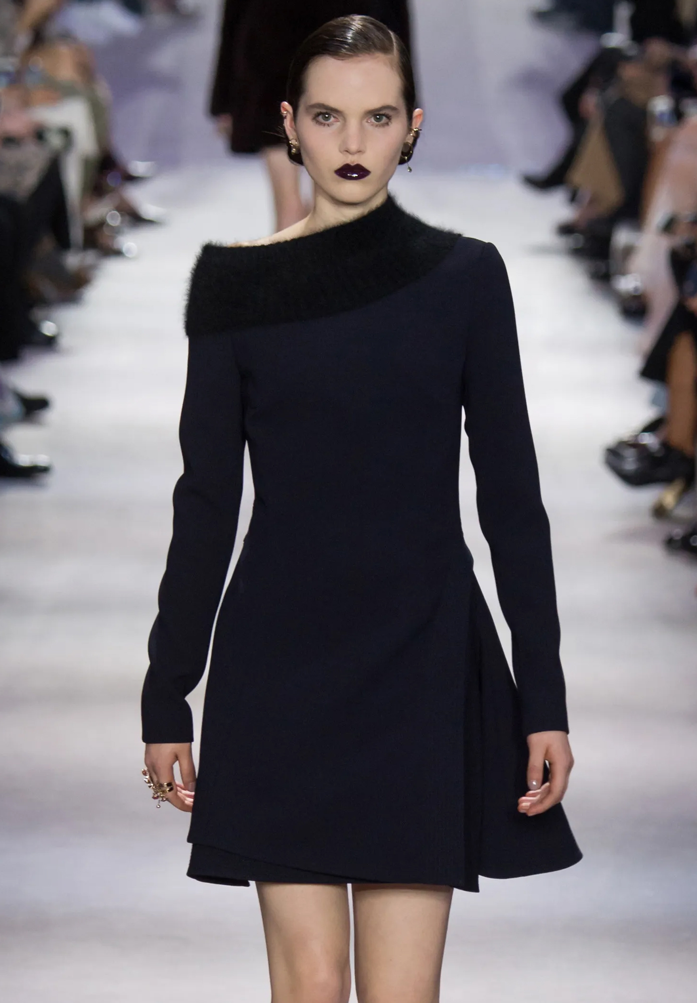 Асимметричное платье Christian Dior с оторочкой