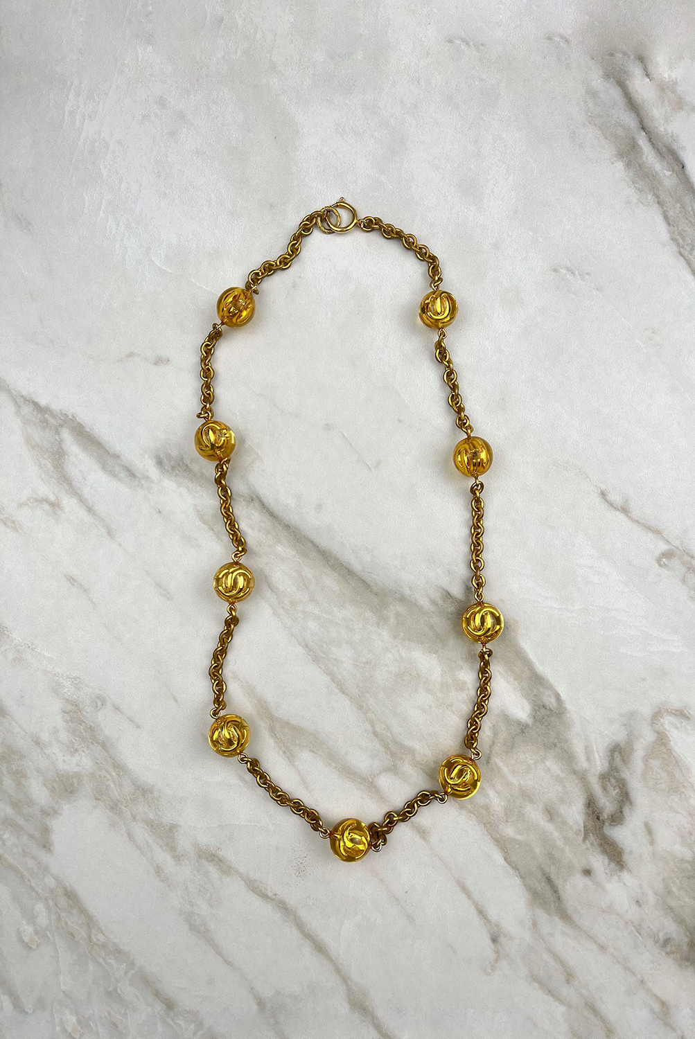 Колье Chanel с логотипами