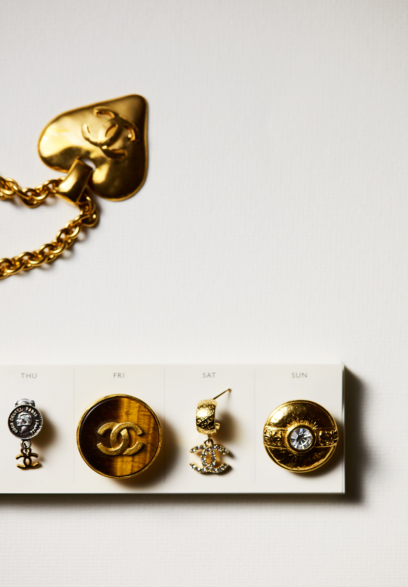 Золотистые клипсы Chanel с кристаллом