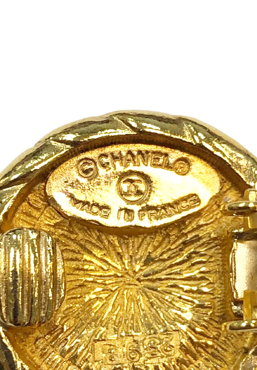 Клипсы Chanel с логотипом