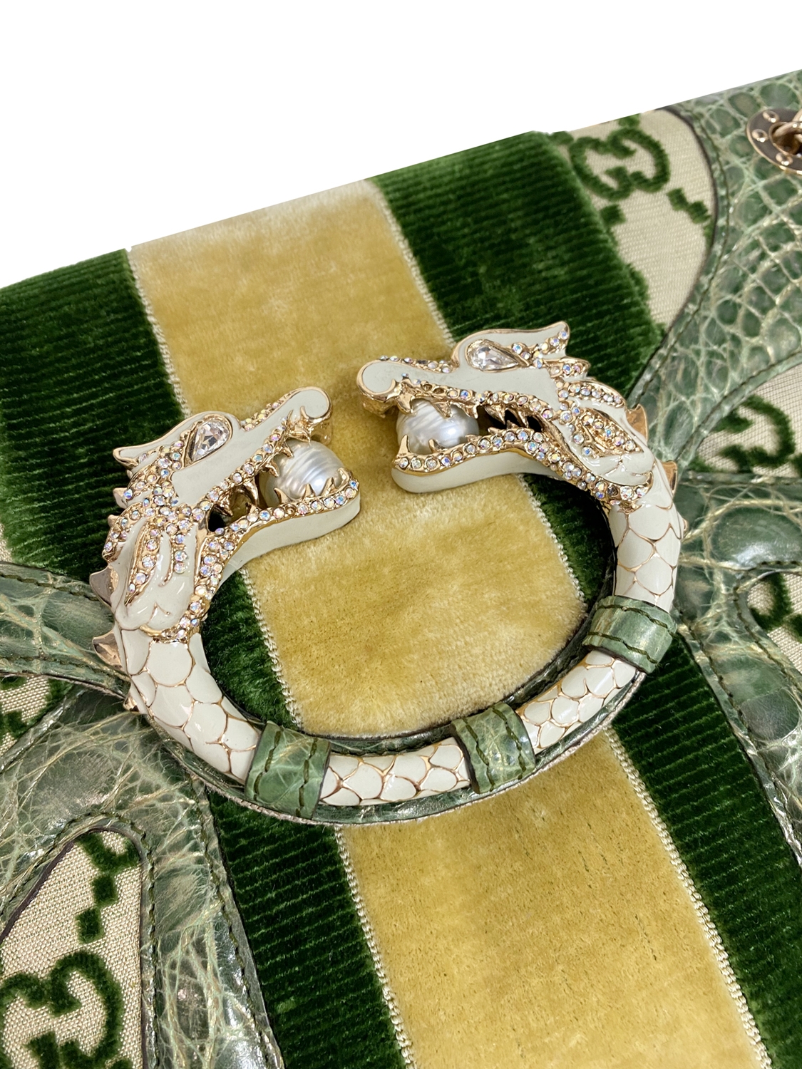 Бархатная сумка Gucci с монограммой