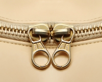 Лаковая сумка Chanel в форме сердца