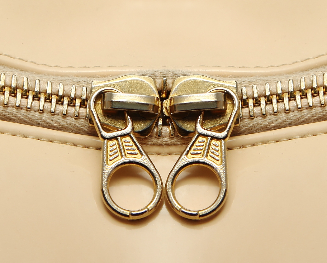 Лаковая сумка Chanel в форме сердца