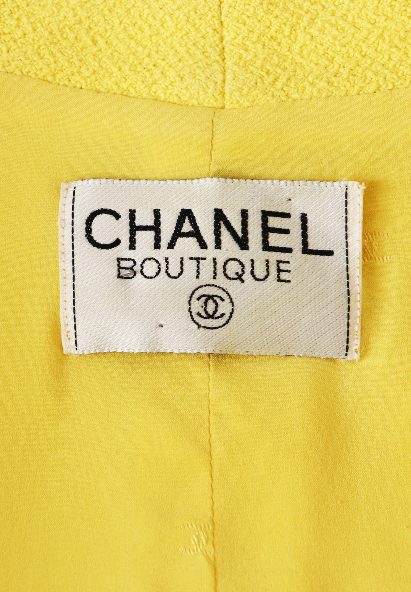 Укороченный жакет Chanel с черной окантовкой