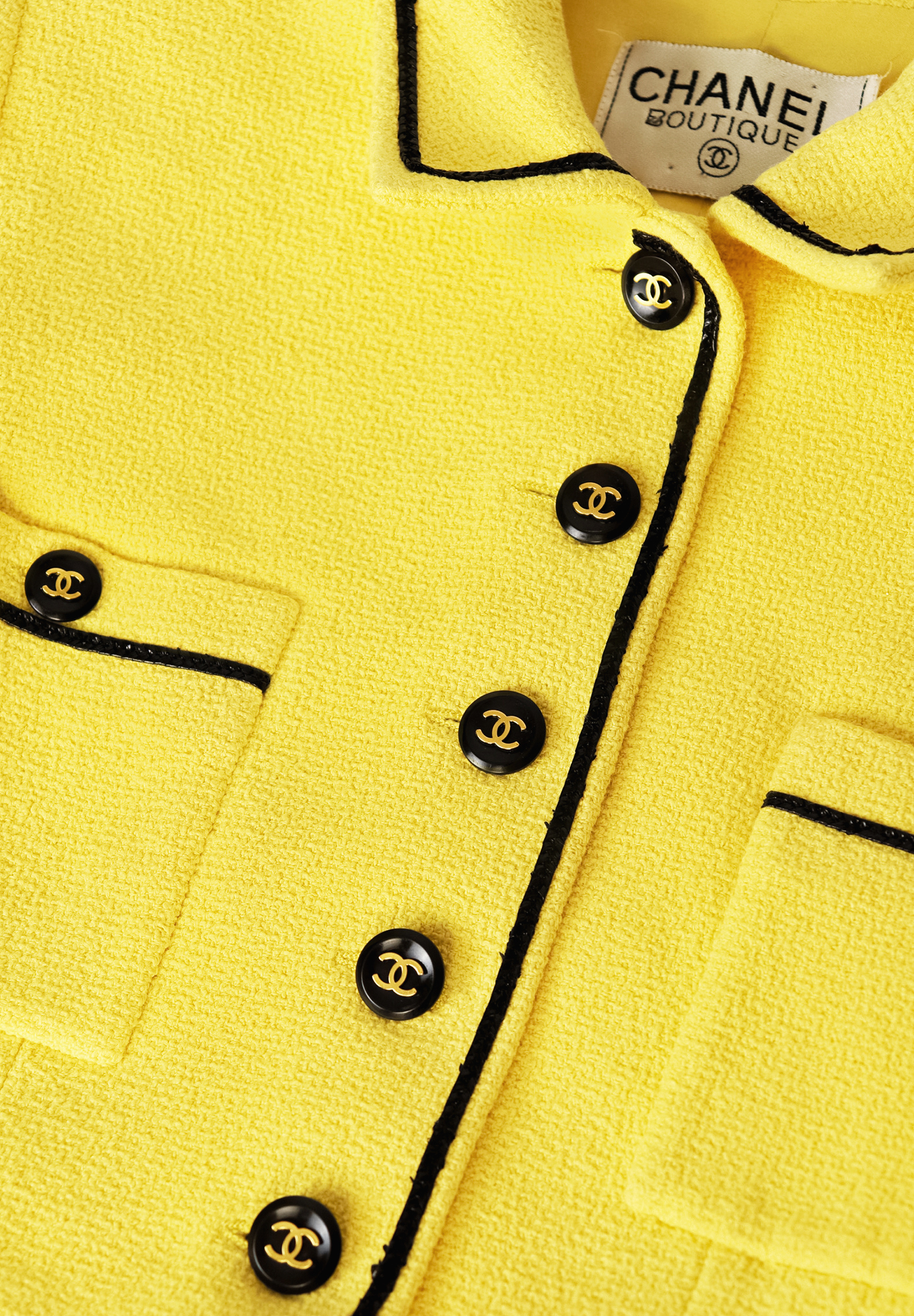 Укороченный жакет Chanel с черной окантовкой