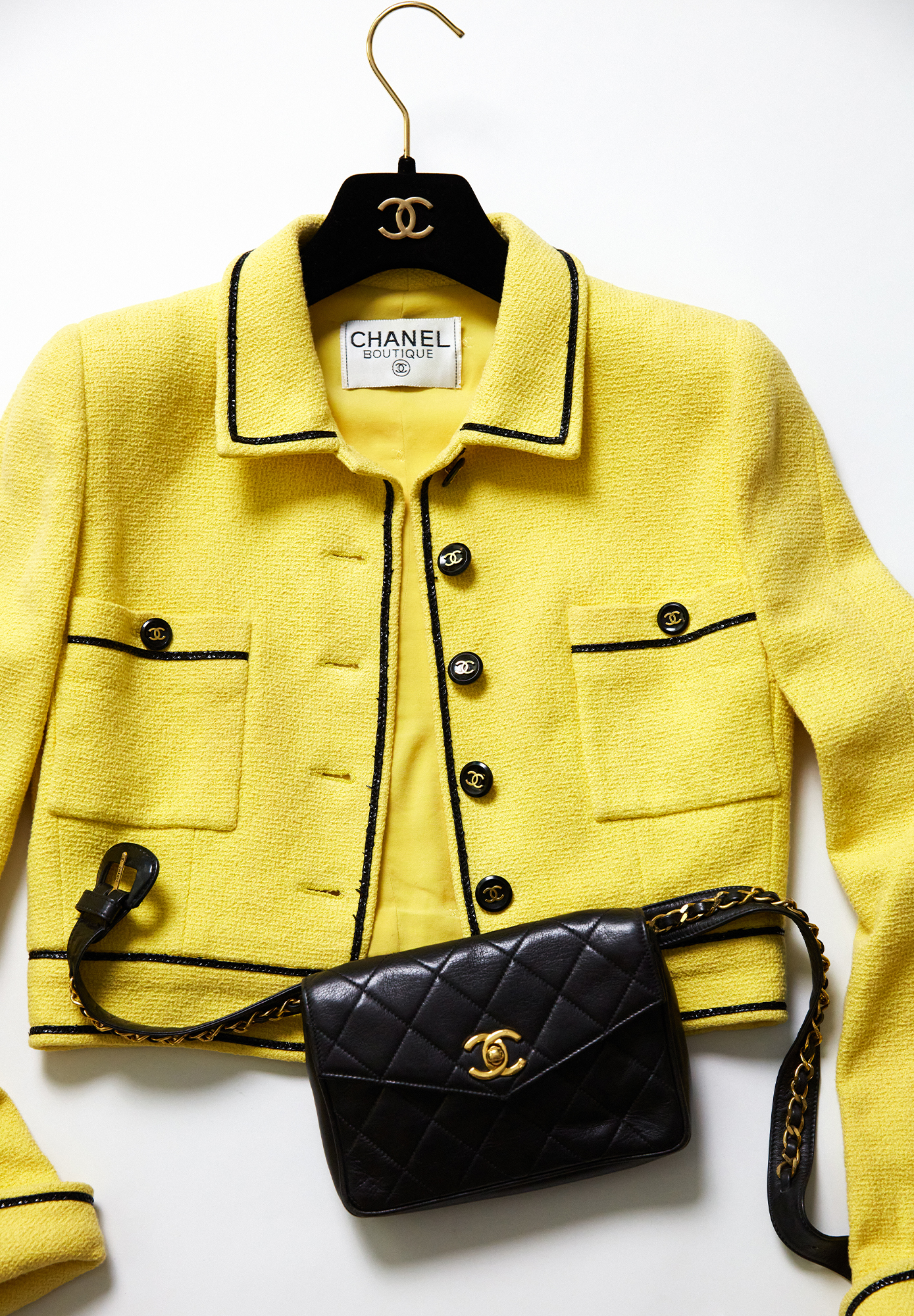 Укороченный жакет Chanel с черной окантовкой