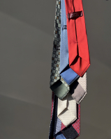 Шелковый галстук Hermès с логотипами