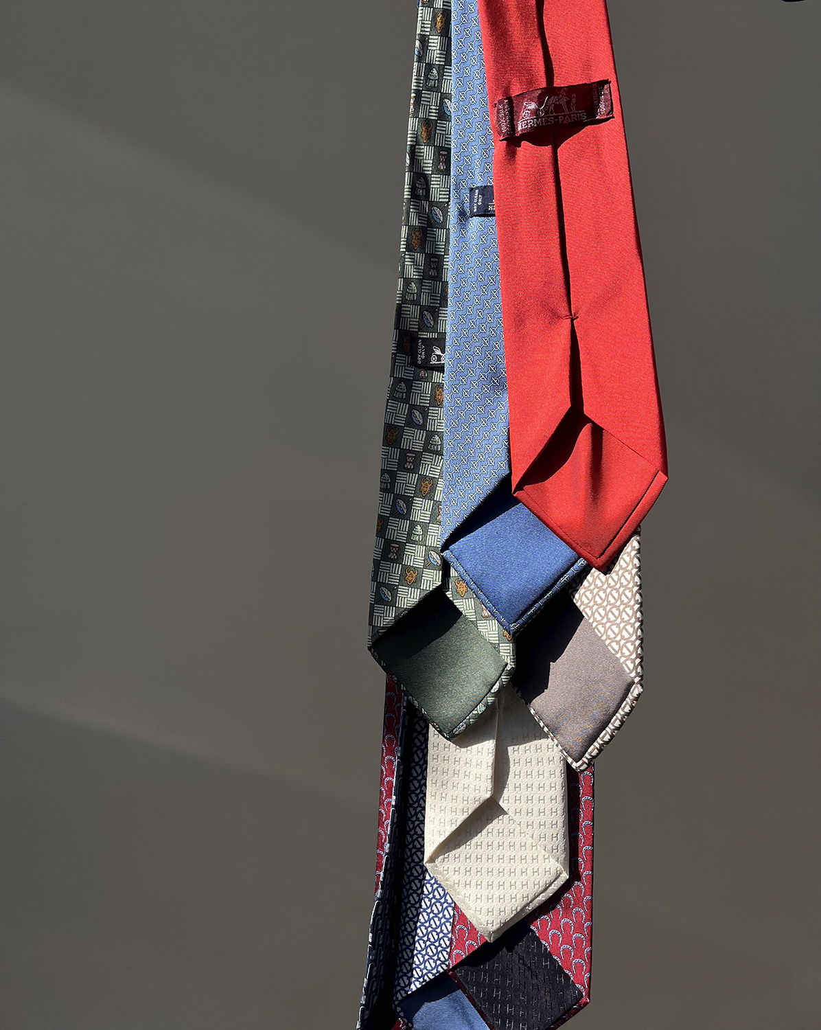Шелковый галстук Hermès с логотипами