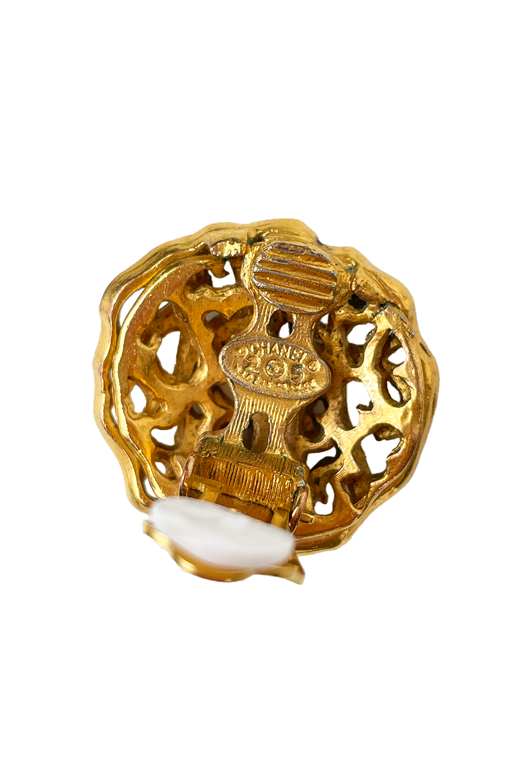 Золотистые клипсы Chanel с логотипом