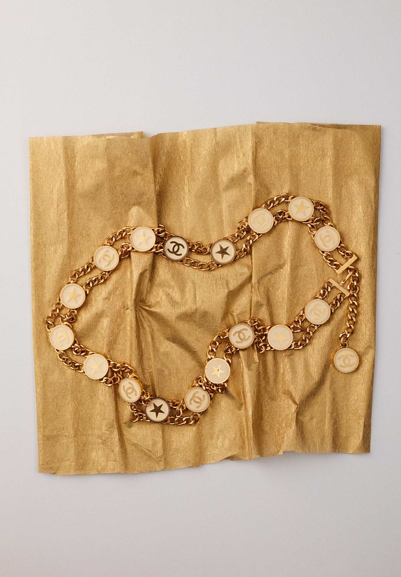 Золотистый пояс Chanel со звёздами