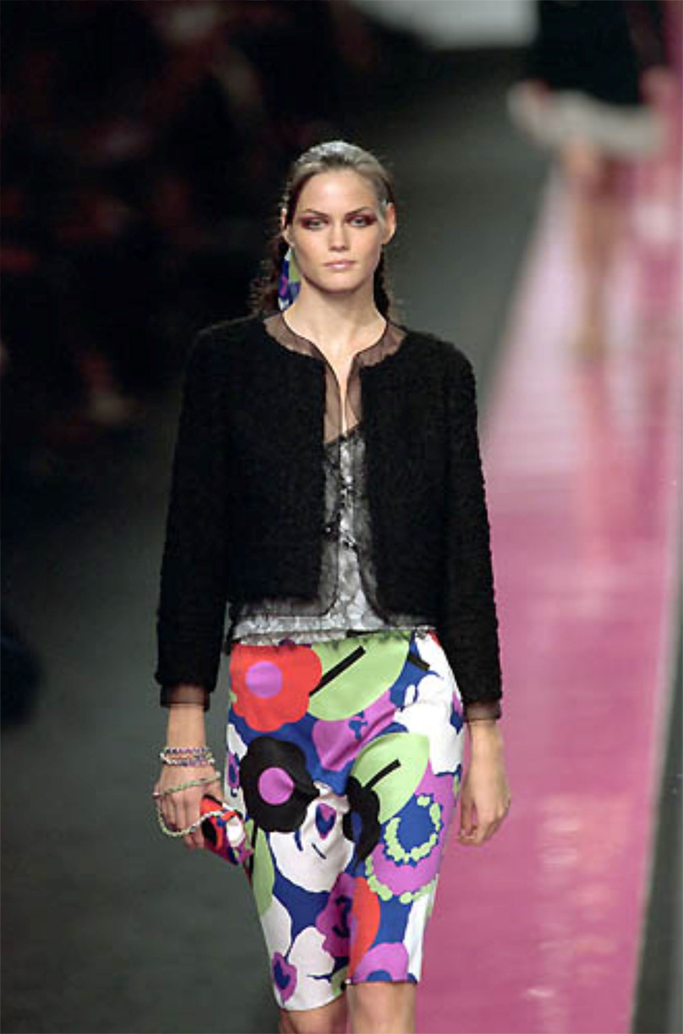 Сарафан Chanel с цветами и логотипами