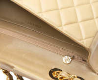 Бежевая сумка Chanel Jumbo