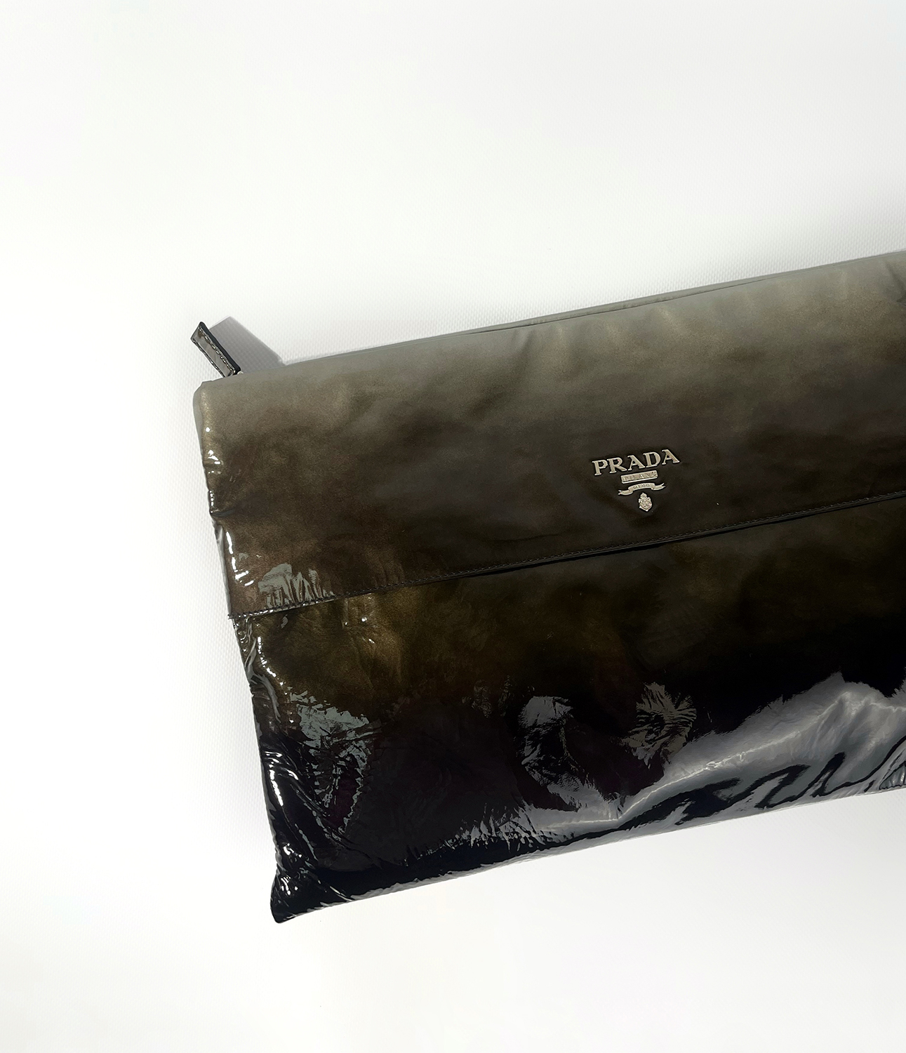 Лаковый клатч Prada