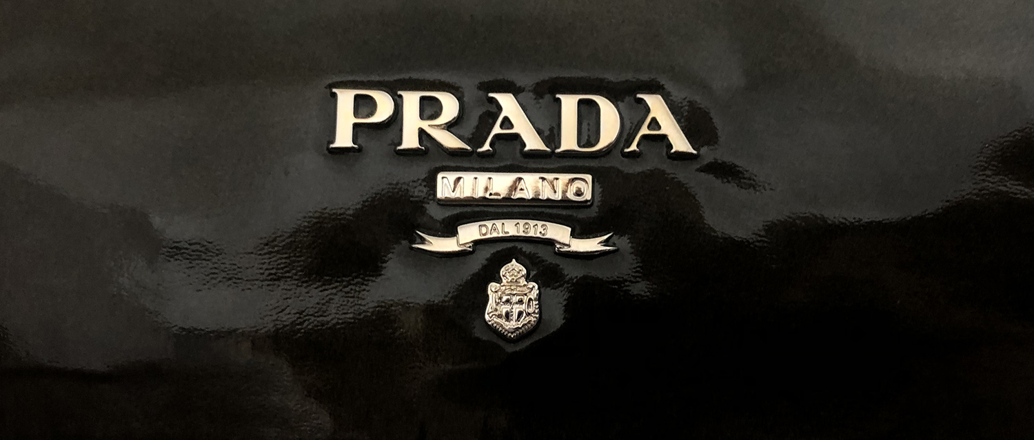 Лаковый клатч Prada