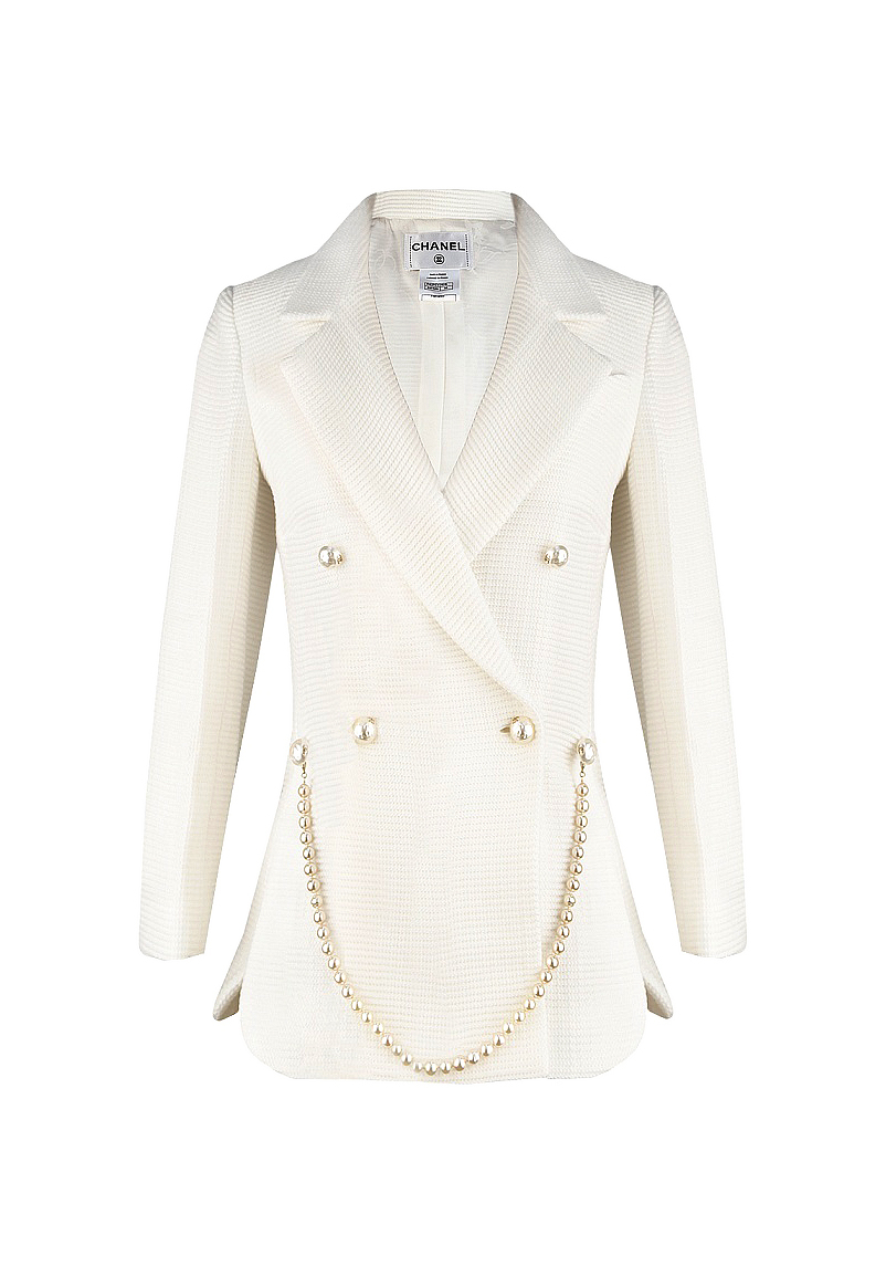 Белый жакет Chanel с жемчужной нитью