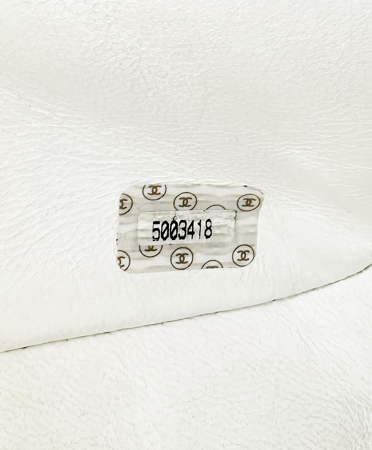 Белая стеганая сумка Chanel