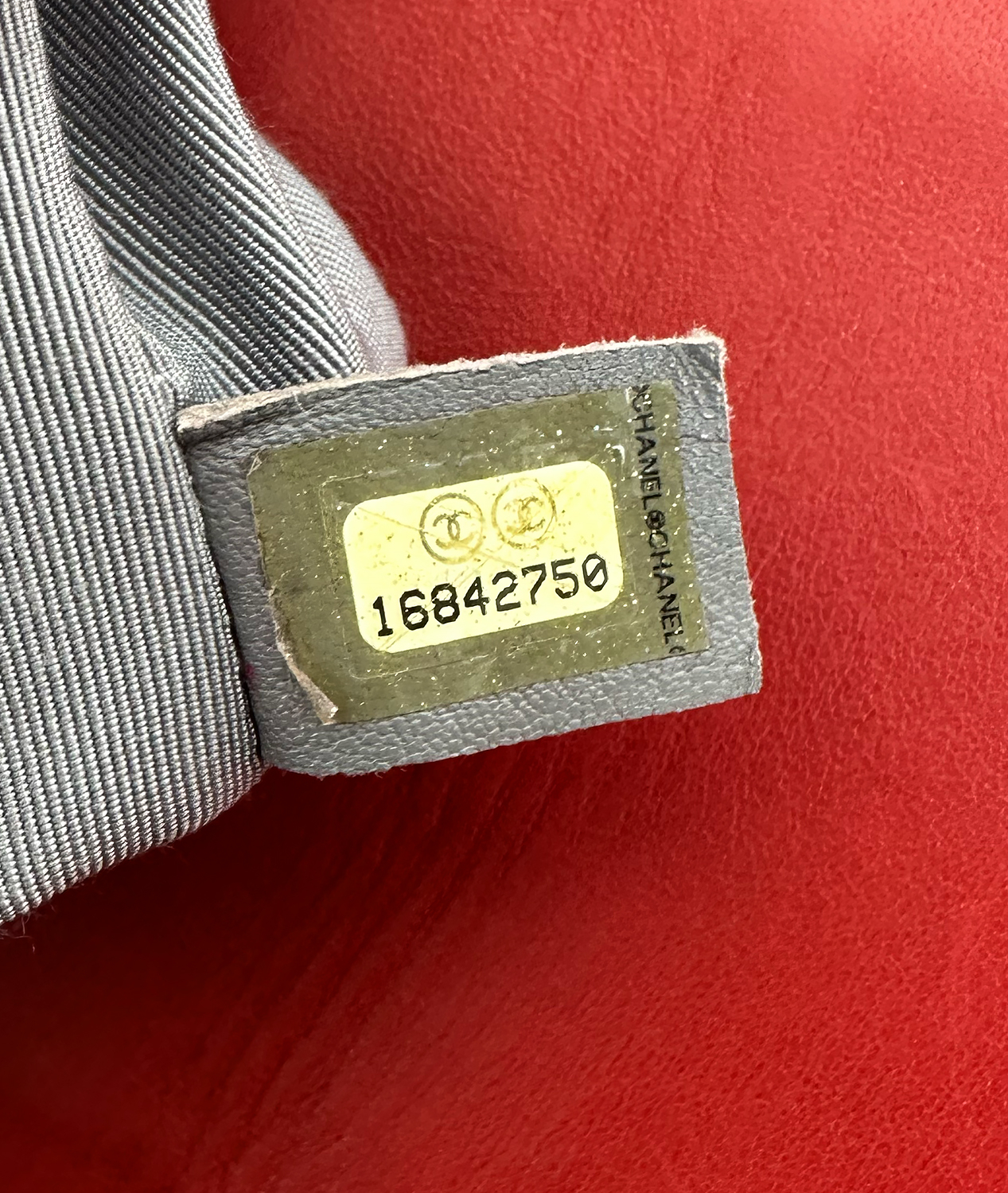 Красная сумка Chanel Boy из кожи ската