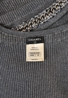 Серое платье Chanel с серебристой цепочкой