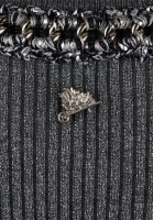 Серое платье Chanel с серебристой цепочкой