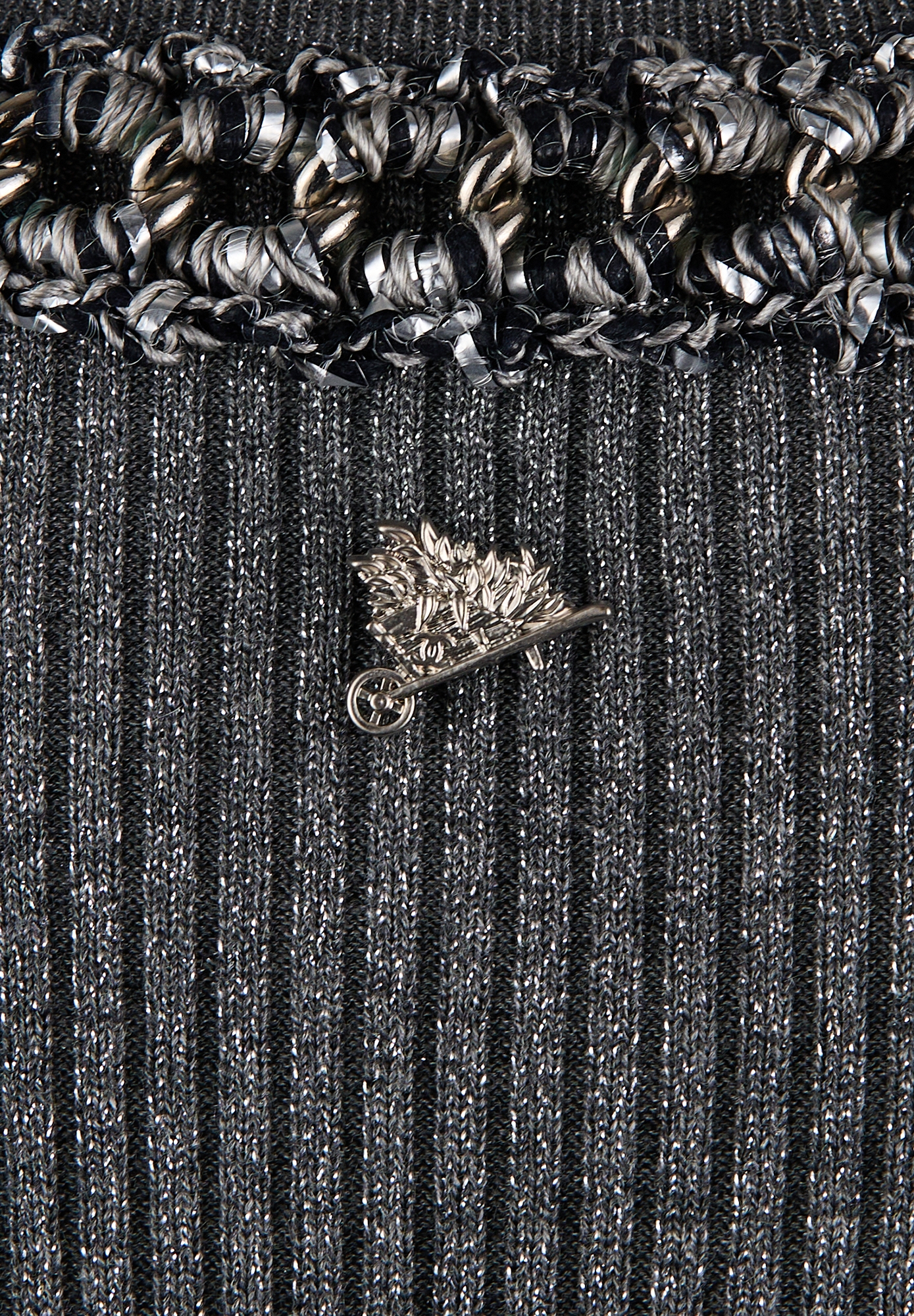 Серое платье Chanel с серебристой цепочкой