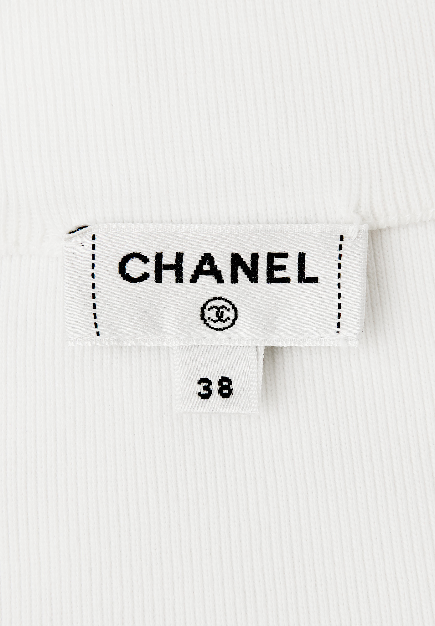 Белый топ Chanel с логотипом