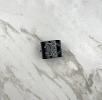 Черный браслет-кафф Chanel с логотипом