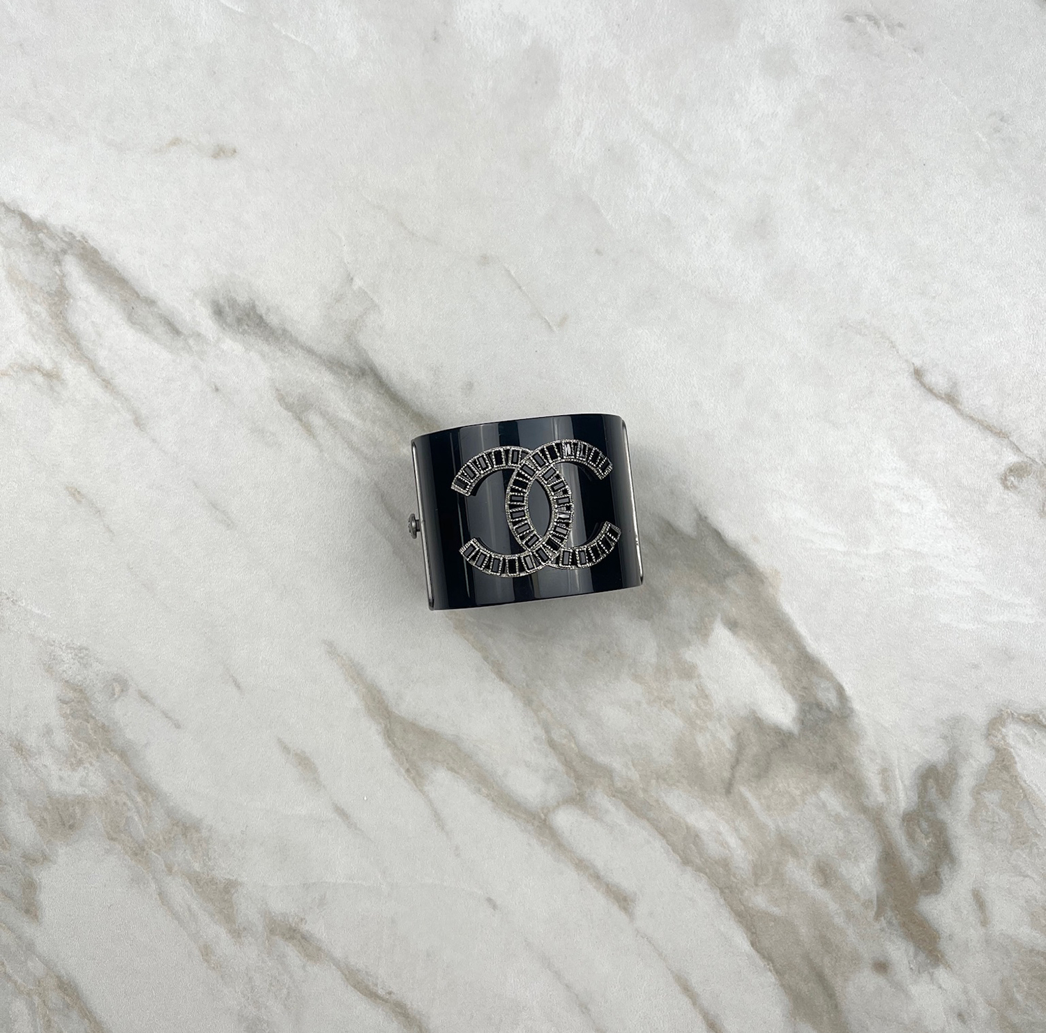 Черный браслет-кафф Chanel с логотипом