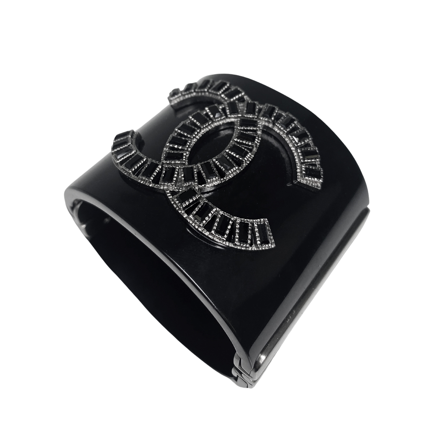 Черный браслет-кафф Chanel с логотипом