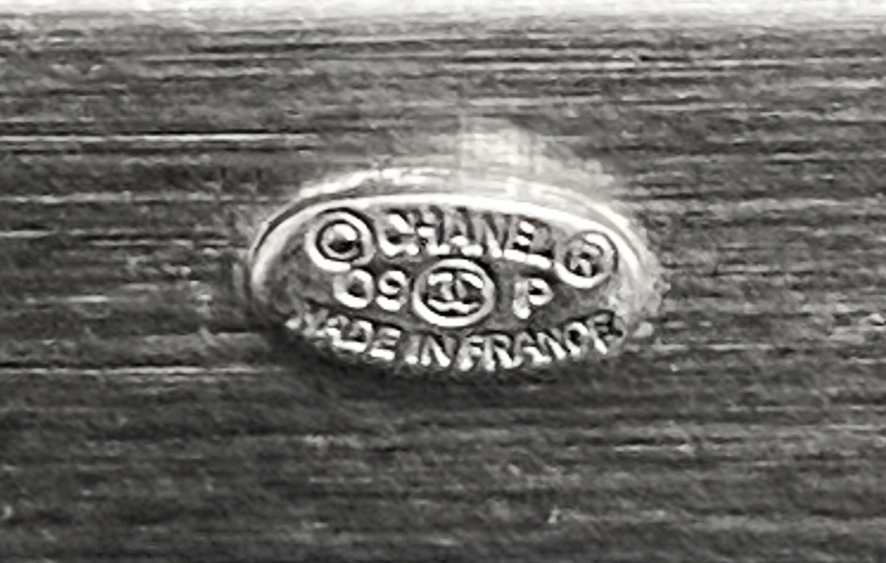 Черный браслет-кафф Chanel с логотипом