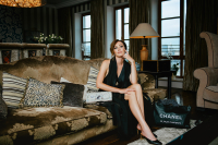 Расшитый клатч Chanel в виде доллара