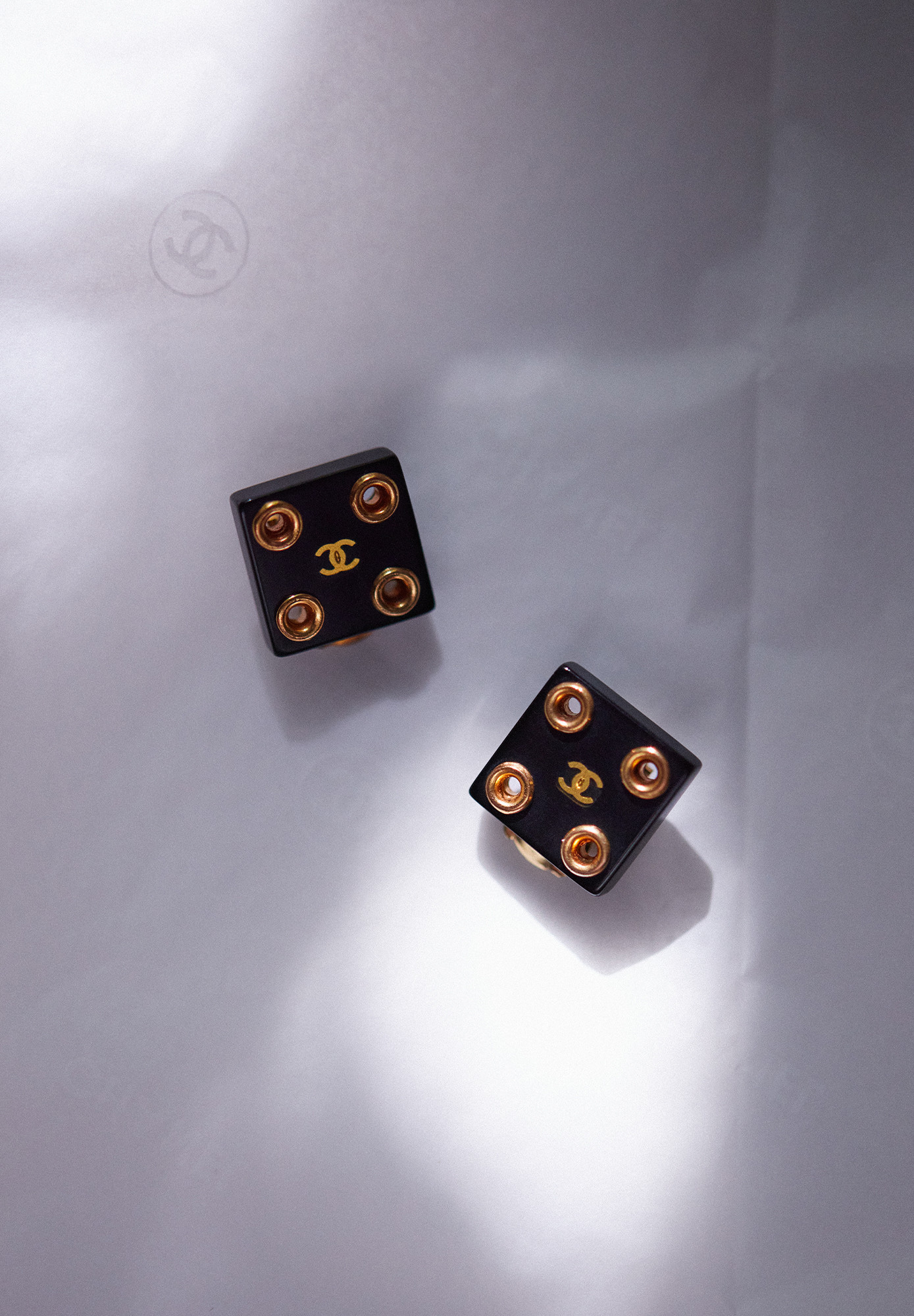Квадратные клипсы Chanel с логотипом