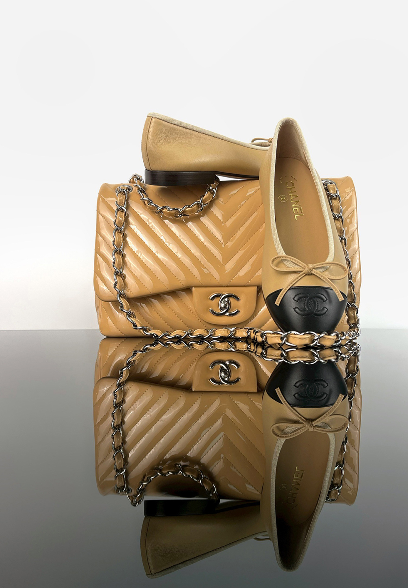 Бежевая сумка Chanel Chevron Jumbo Classic Double Flap