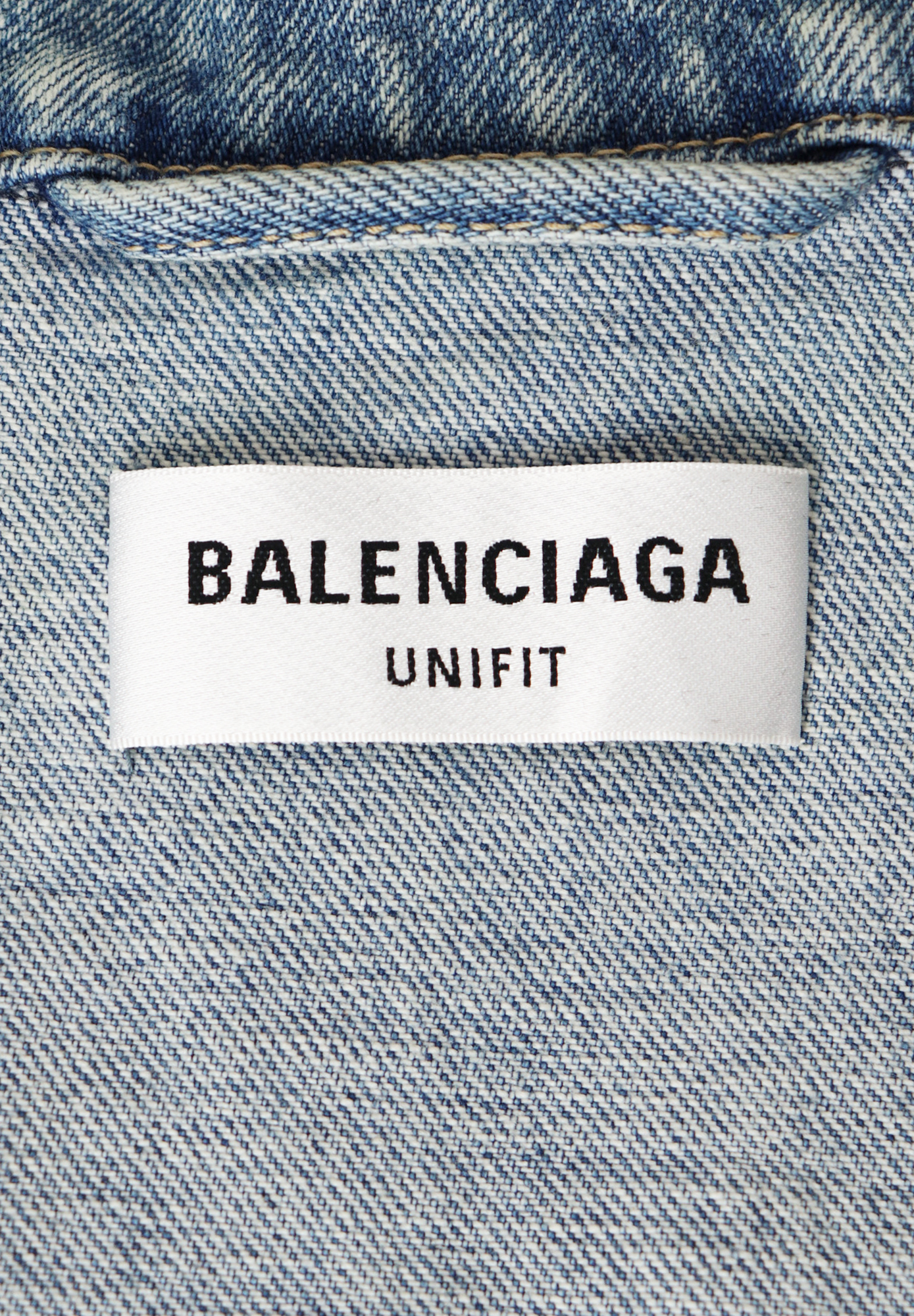 Джинсовая куртка Balenciaga с вышивкой