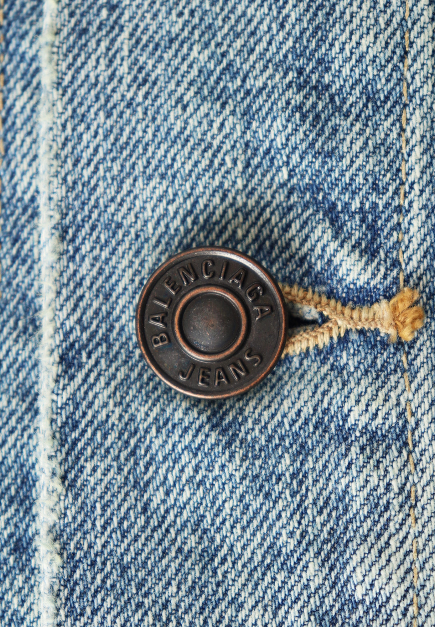 Джинсовая куртка Balenciaga с вышивкой